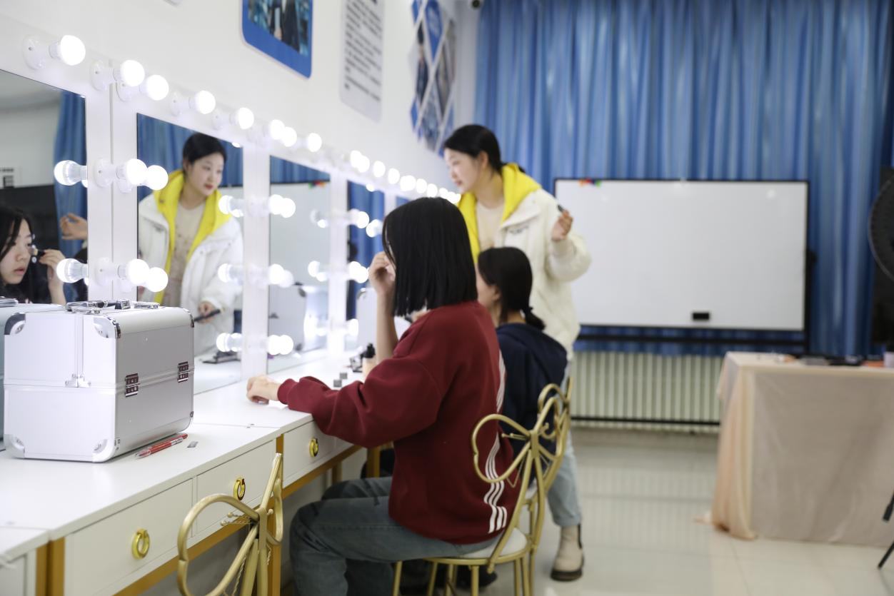 ����߸2����ȼ��Ȧ��ý�w����ʽ���؇������𱳺�ġ��¡�����